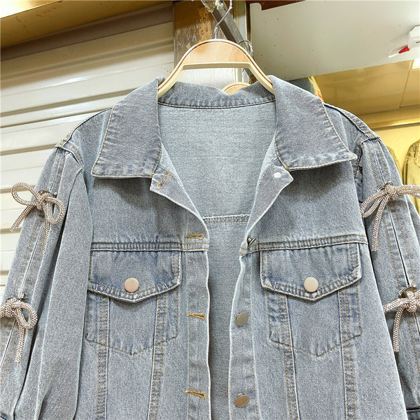 Új modell női farmerdzseki szalagokkal