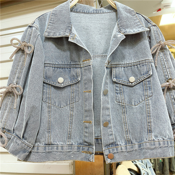 Új modell női farmerdzseki szalagokkal