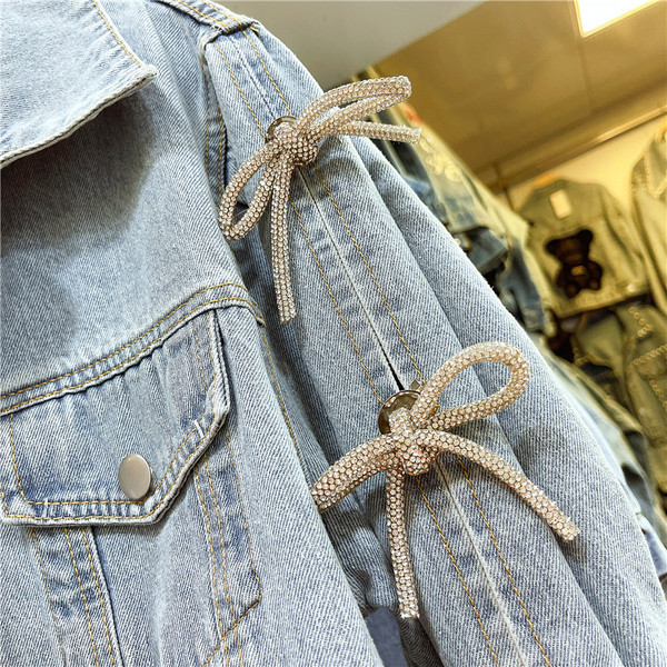 Új modell női farmerdzseki szalagokkal