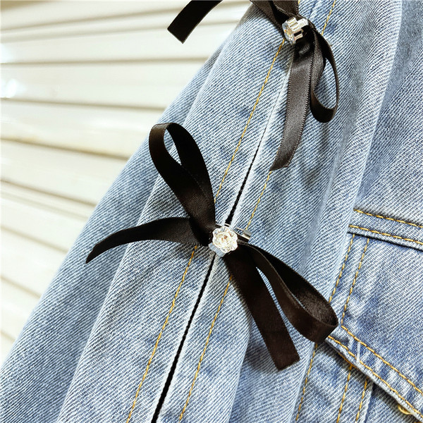 Új modell női farmerdzseki szalagokkal