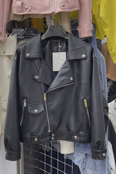 Öko bőrből készült őszi női kabát zsebekkel