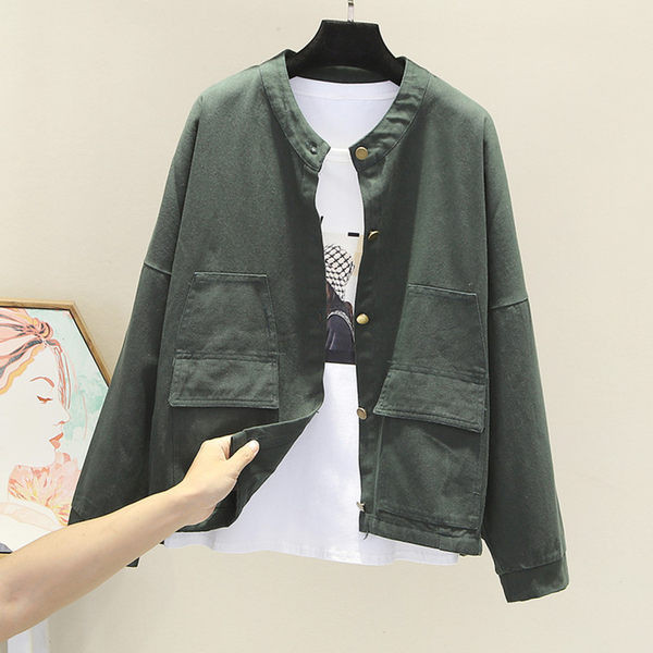 Női őszi kabát gombokkal és zsebekkel