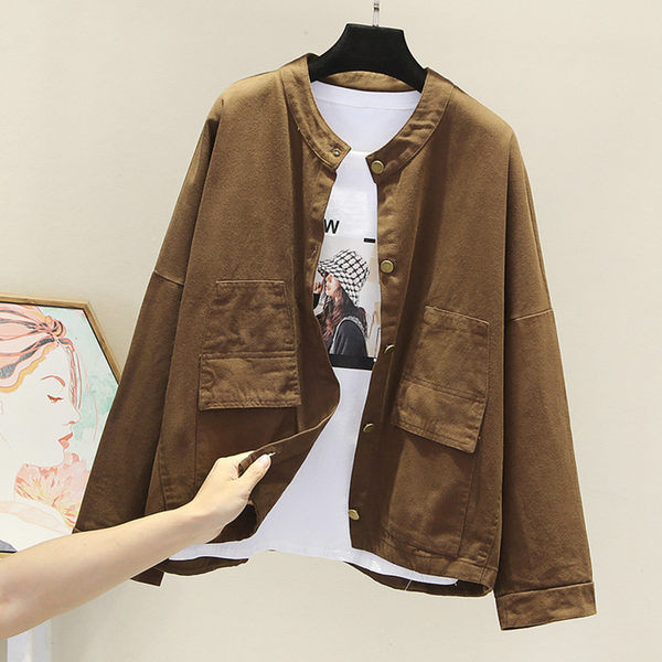 Női őszi kabát gombokkal és zsebekkel