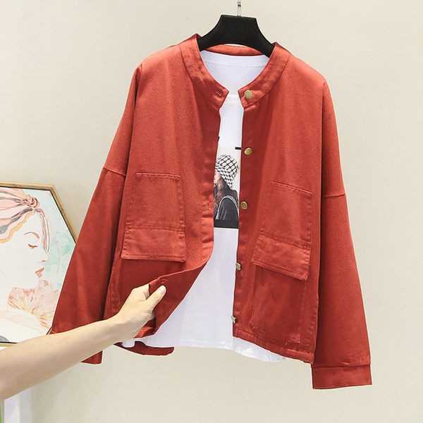 Női őszi kabát gombokkal és zsebekkel