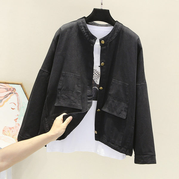 Női őszi kabát gombokkal és zsebekkel