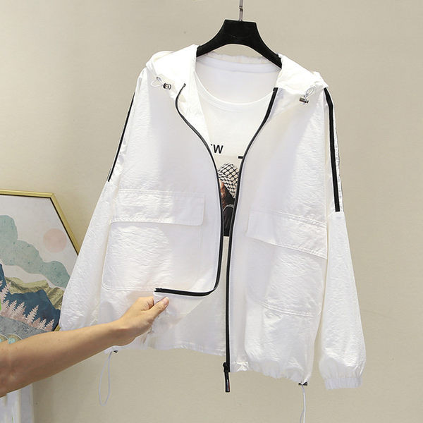 Naiste moodne jakk luku ja kapuutsiga