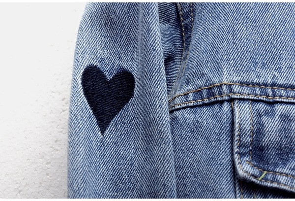 Női farmer, hímzett szívvel és gombokkal