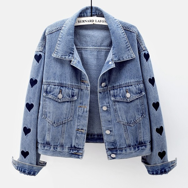 Női farmer, hímzett szívvel és gombokkal