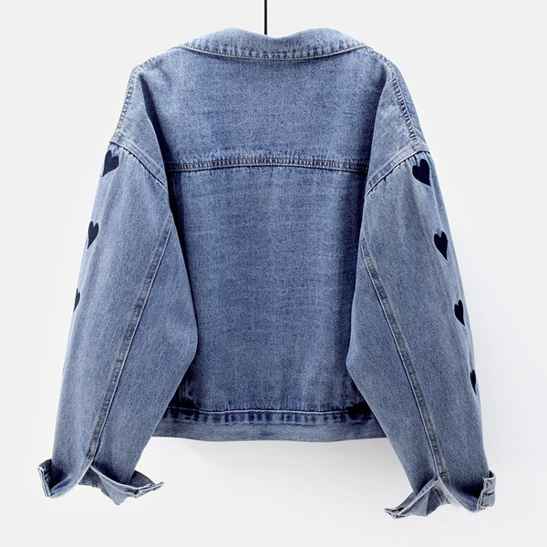 Női farmer, hímzett szívvel és gombokkal