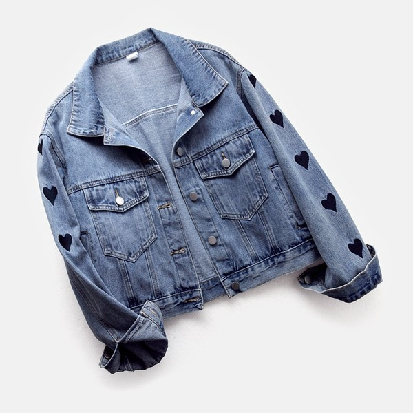 Női farmer, hímzett szívvel és gombokkal