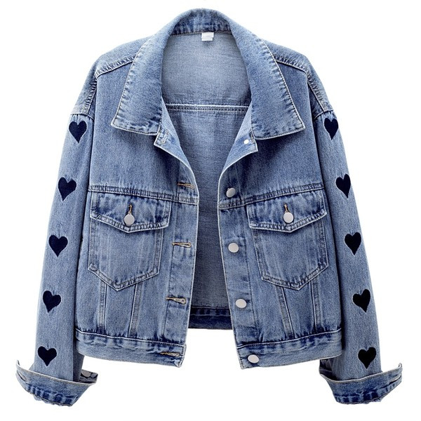 Női farmer, hímzett szívvel és gombokkal