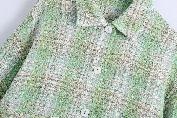 Új modell őszi kabát zsebekkel és gombokkal