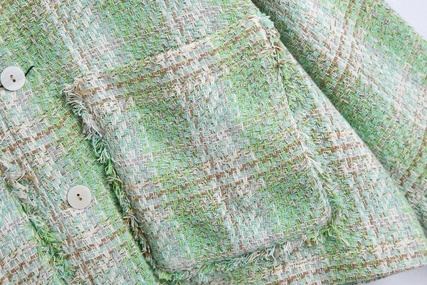 Új modell őszi kabát zsebekkel és gombokkal