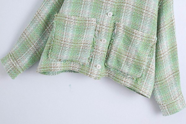 Új modell őszi kabát zsebekkel és gombokkal