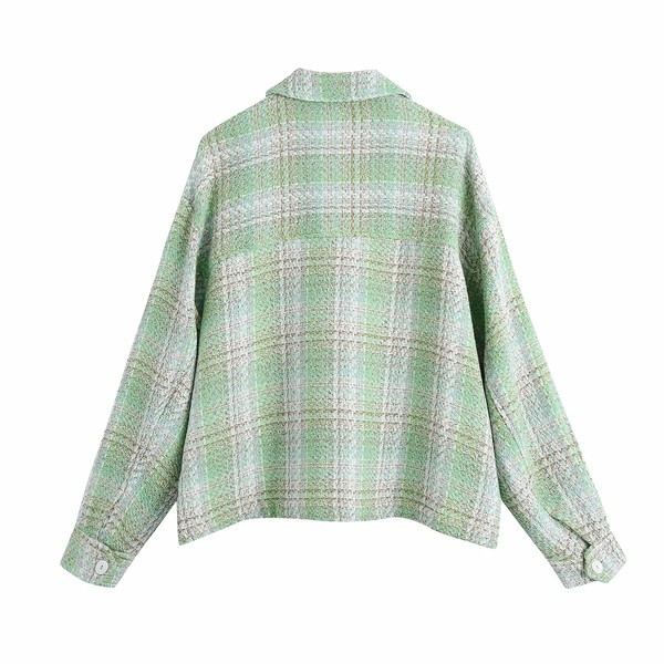 Új modell őszi kabát zsebekkel és gombokkal