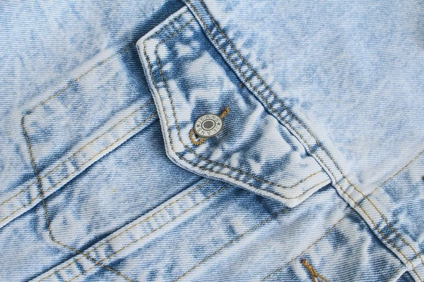 Rövid farmer dzseki gombokkal és zsebekkel