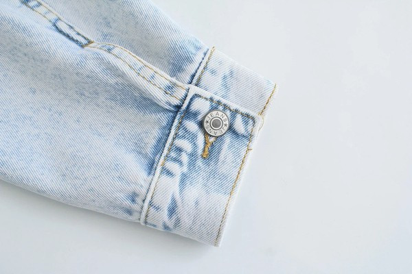 Rövid farmer dzseki gombokkal és zsebekkel