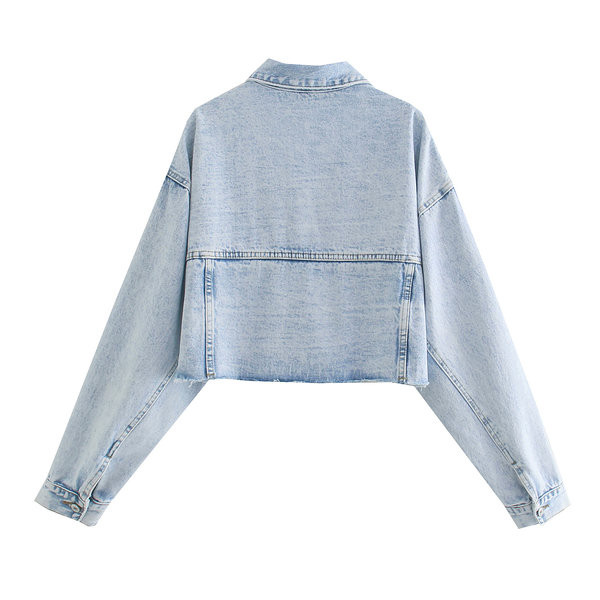 Rövid farmer dzseki gombokkal és zsebekkel