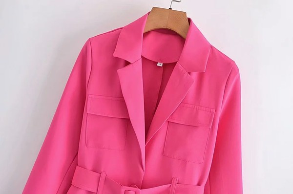 Vékony őszi kabát zsebekkel és övvel