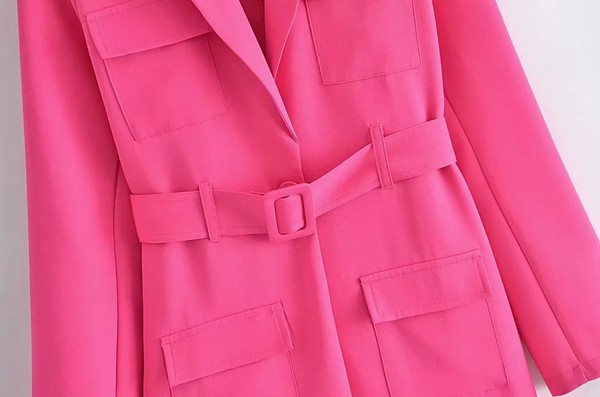 Vékony őszi kabát zsebekkel és övvel