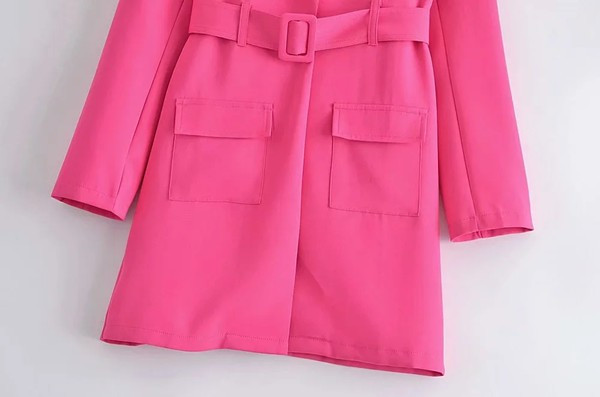 Vékony őszi kabát zsebekkel és övvel