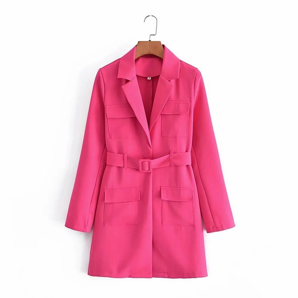 Vékony őszi kabát zsebekkel és övvel