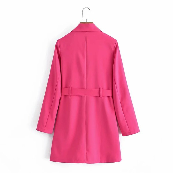 Vékony őszi kabát zsebekkel és övvel