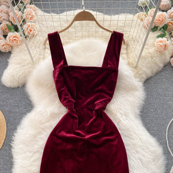 Modern női bársonyruha szögletes nyakkivágással