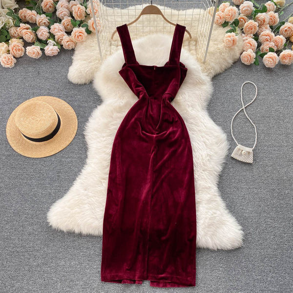 Modern női bársonyruha szögletes nyakkivágással