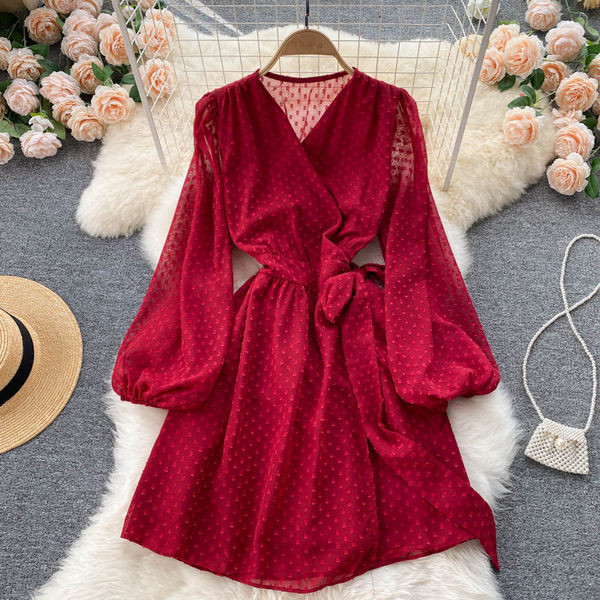 Alkalmi női ruha spitz nyakkivágással