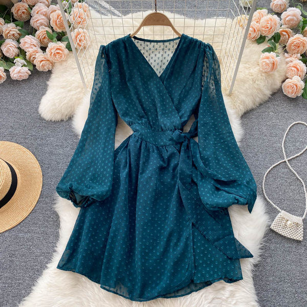 Alkalmi női ruha spitz nyakkivágással