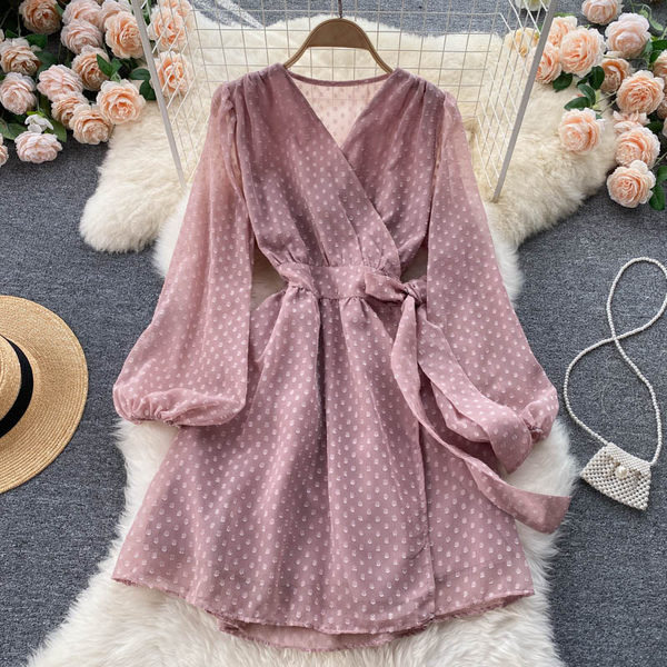 Alkalmi női ruha spitz nyakkivágással