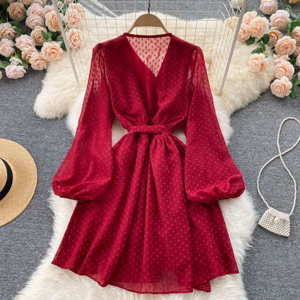 Alkalmi női ruha spitz nyakkivágással