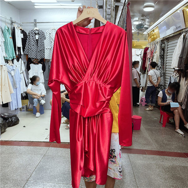 Νέο μοντέλο γυναικείο φόρεμα με spitz λαιμόκοψη και μακριά μανίκια - τρία χρώματα