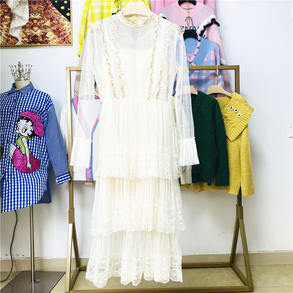 Modern női pecsétruha flitterekkel és hosszú ujjal