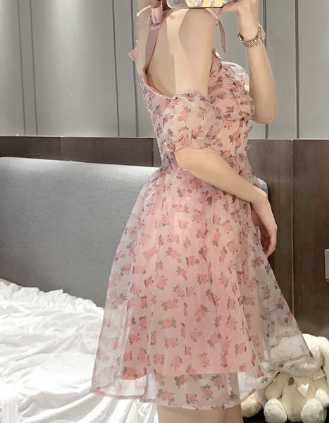 Modern női ruha vékony pántokkal - kivágott modell