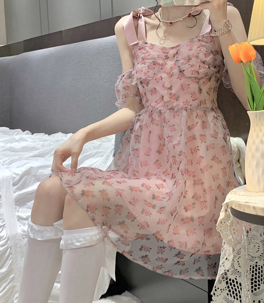 Modern női ruha vékony pántokkal - kivágott modell