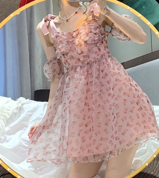 Modern női ruha vékony pántokkal - kivágott modell