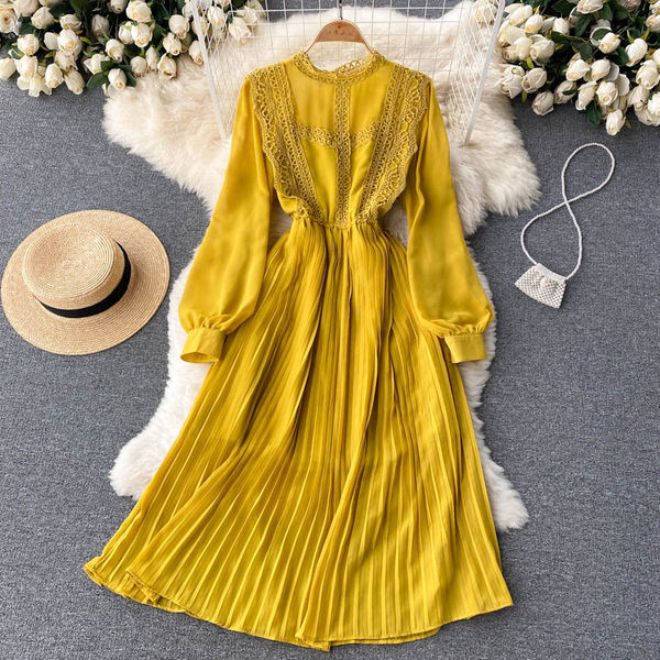 Női rakott ruha csipkével