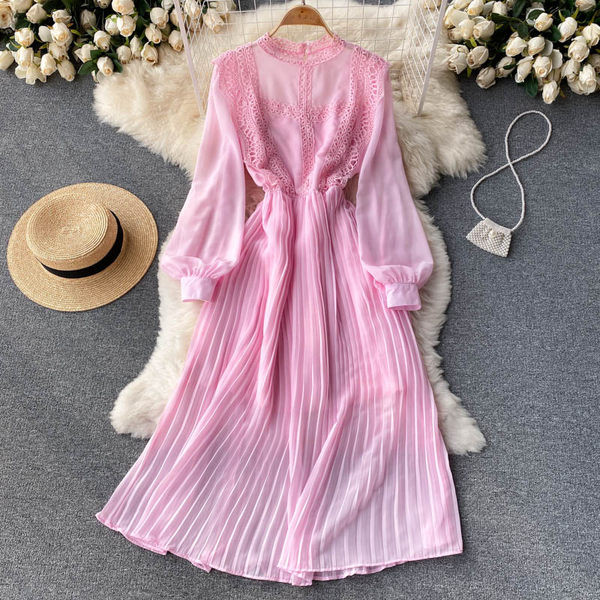 Női rakott ruha csipkével