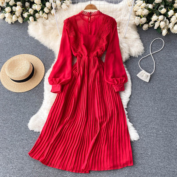 Női rakott ruha csipkével