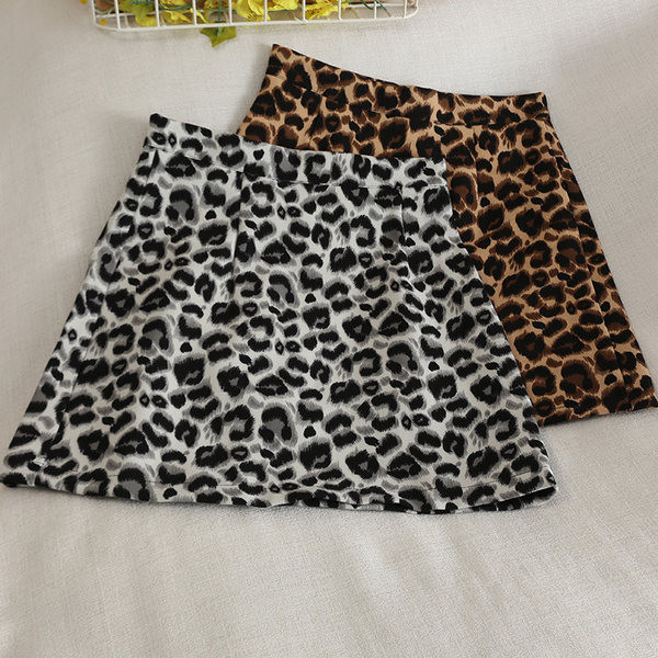 Rövid női szoknya leopárd mintával