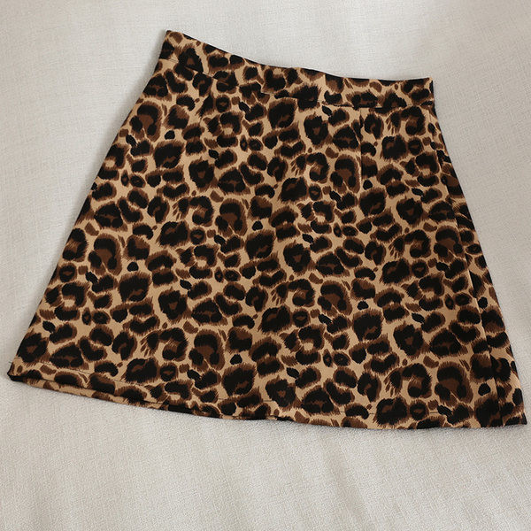 Rövid női szoknya leopárd mintával