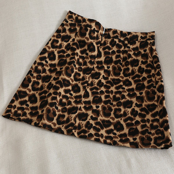 Rövid női szoknya leopárd mintával