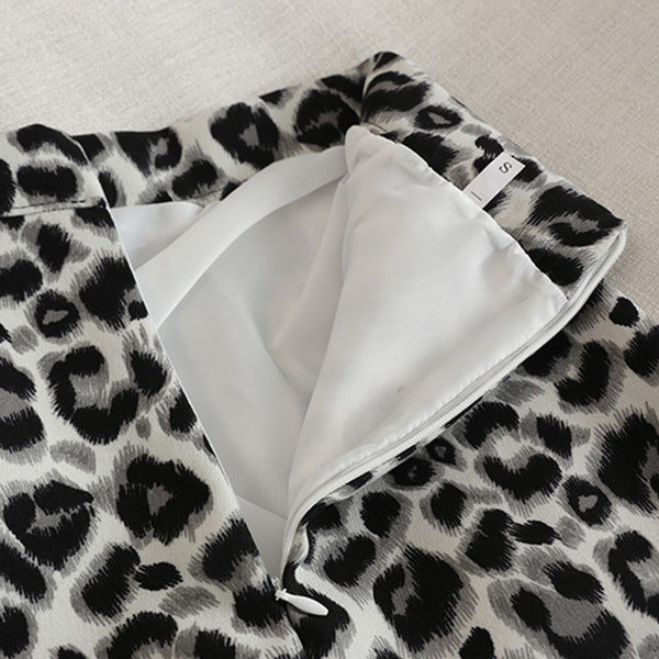 Rövid női szoknya leopárd mintával