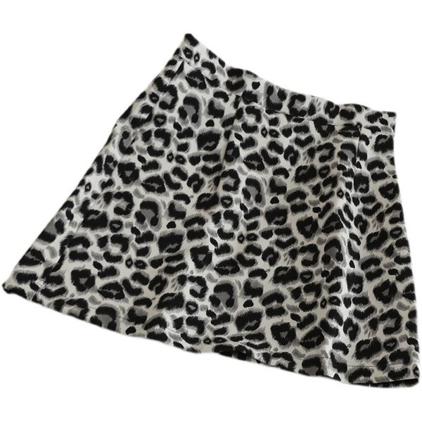 Rövid női szoknya leopárd mintával