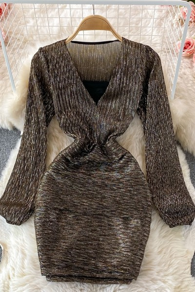 Női ruha spitz nyakkivágással és hosszú ujjal