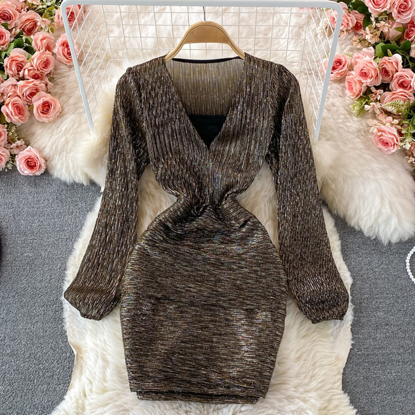 Női ruha spitz nyakkivágással és hosszú ujjal