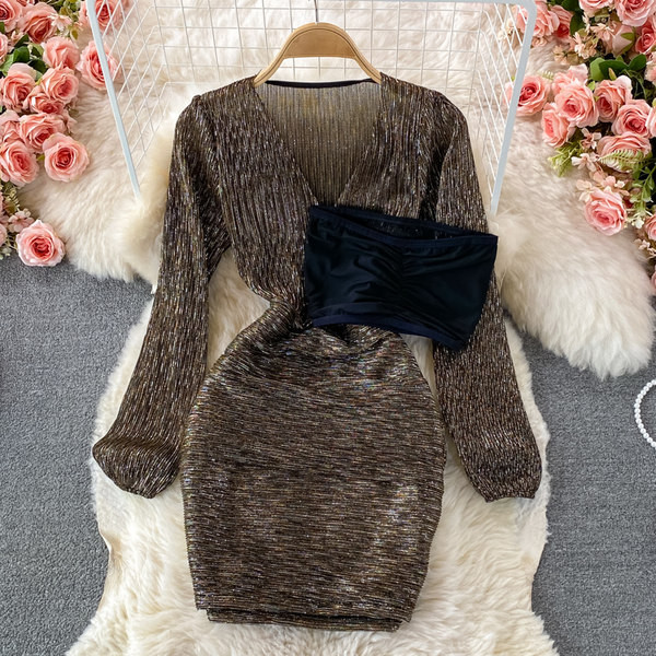 Női ruha spitz nyakkivágással és hosszú ujjal