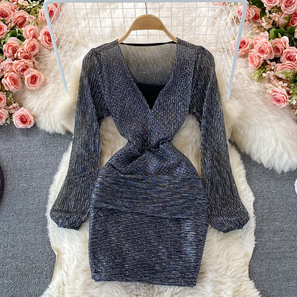 Női ruha spitz nyakkivágással és hosszú ujjal